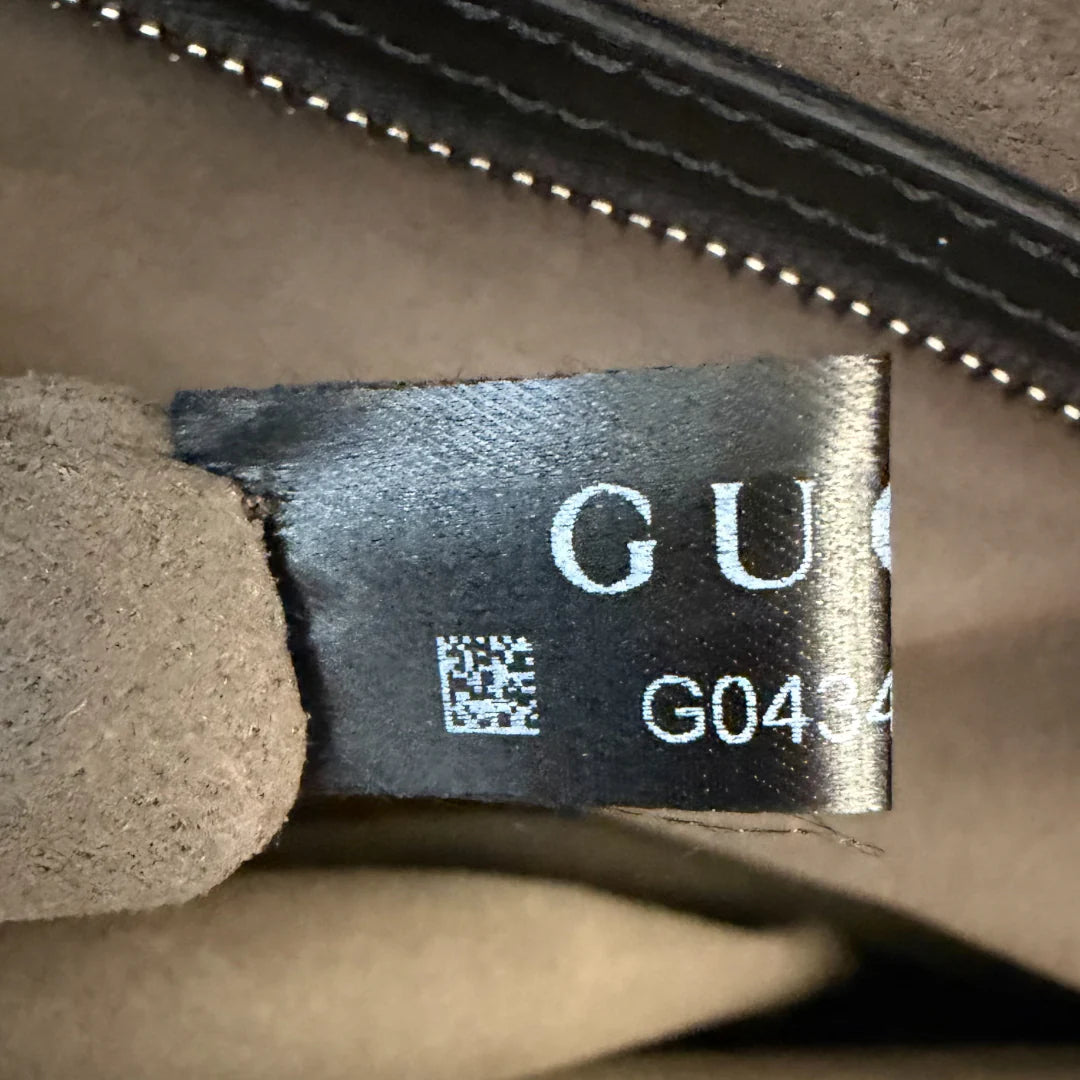 https://cdn.shopify.com/s/files/1/0564/9376/8855/files/Gucci_Reisetasche_45_mit_Umhangegurt_monogram_beige_Duffle_bag0383.webp?v=1761266473