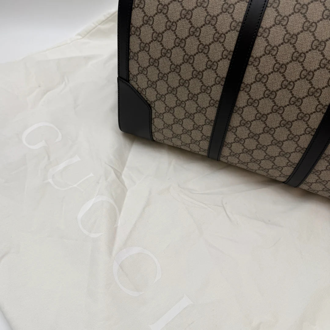https://cdn.shopify.com/s/files/1/0564/9376/8855/files/Gucci_Reisetasche_45_mit_Umhangegurt_monogram_beige_Duffle_bag0387.webp?v=1761266473