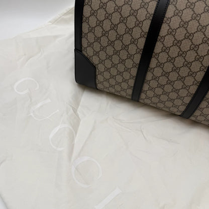 https://cdn.shopify.com/s/files/1/0564/9376/8855/files/Gucci_Reisetasche_45_mit_Umhangegurt_monogram_beige_Duffle_bag0387.webp?v=1761266473