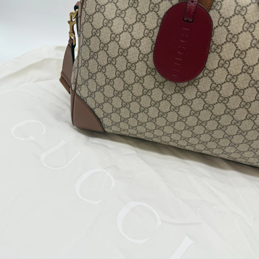 https://cdn.shopify.com/s/files/1/0564/9376/8855/files/Gucci_Reisetasche_50_mit_Umhangegurt_monogram_beige_GG_dufflebag0978.webp?v=1761266498
