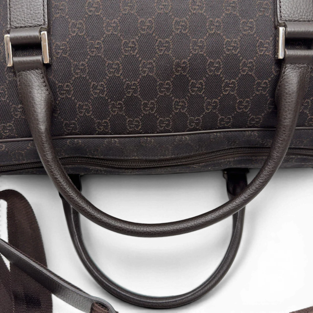 https://cdn.shopify.com/s/files/1/0564/9376/8855/files/Gucci_Reisetasche_50_mit_Umhangegurt_monogram_dunkelbraun_10.webp?v=1782904193