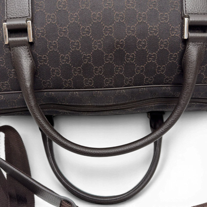 https://cdn.shopify.com/s/files/1/0564/9376/8855/files/Gucci_Reisetasche_50_mit_Umhangegurt_monogram_dunkelbraun_10.webp?v=1782904193