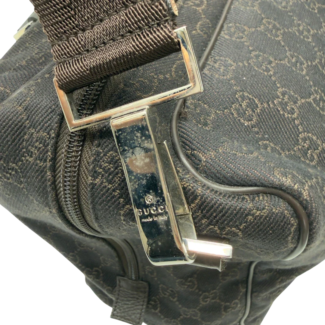 https://cdn.shopify.com/s/files/1/0564/9376/8855/files/Gucci_Reisetasche_50_mit_Umhangegurt_monogram_dunkelbraun_13.webp?v=1782904193