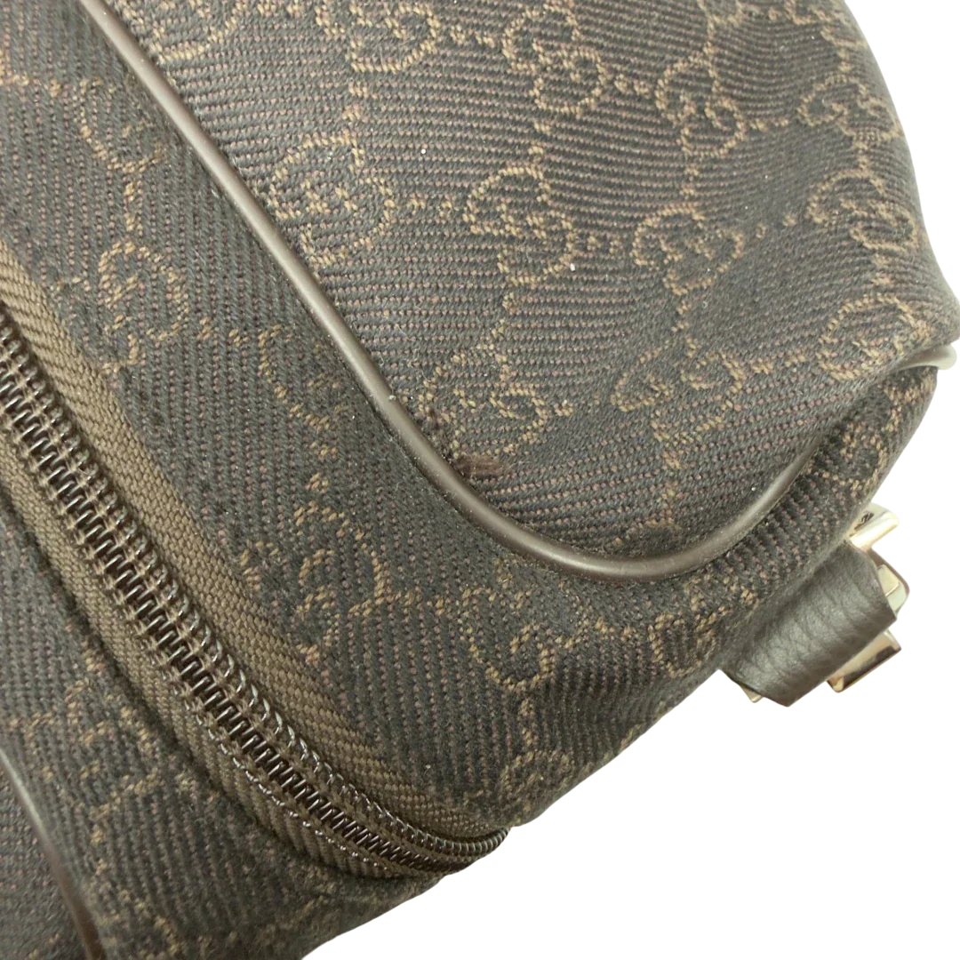 https://cdn.shopify.com/s/files/1/0564/9376/8855/files/Gucci_Reisetasche_50_mit_Umhangegurt_monogram_dunkelbraun_16.webp?v=1782904193