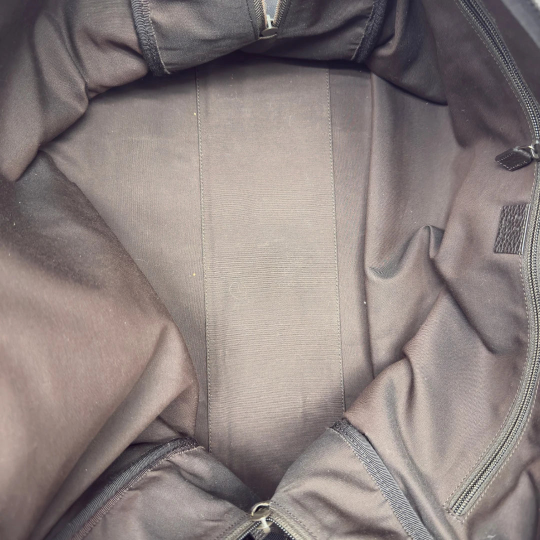 https://cdn.shopify.com/s/files/1/0564/9376/8855/files/Gucci_Reisetasche_50_mit_Umhangegurt_monogram_dunkelbraun_18.webp?v=1782904193