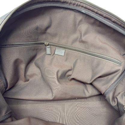 https://cdn.shopify.com/s/files/1/0564/9376/8855/files/Gucci_Reisetasche_50_mit_Umhangegurt_monogram_dunkelbraun_20.webp?v=1782904193