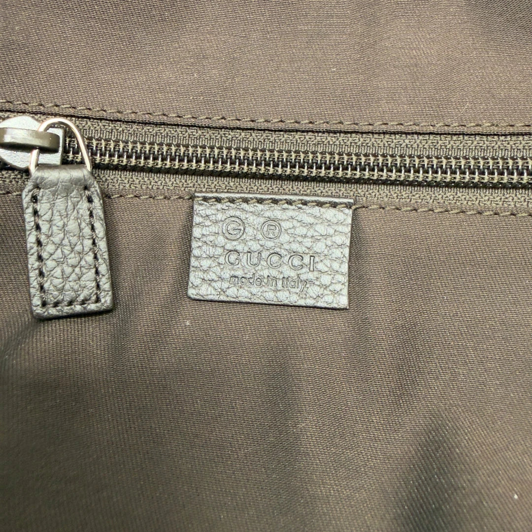 https://cdn.shopify.com/s/files/1/0564/9376/8855/files/Gucci_Reisetasche_50_mit_Umhangegurt_monogram_dunkelbraun_21.webp?v=1782904193