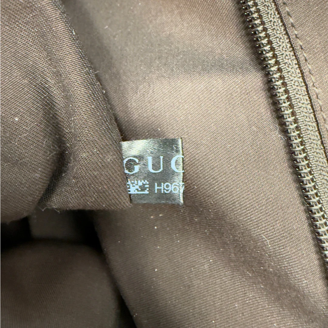 https://cdn.shopify.com/s/files/1/0564/9376/8855/files/Gucci_Reisetasche_50_mit_Umhangegurt_monogram_dunkelbraun_23.webp?v=1782904193