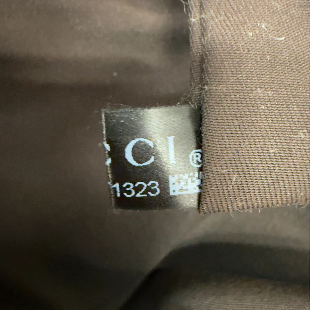 https://cdn.shopify.com/s/files/1/0564/9376/8855/files/Gucci_Reisetasche_50_mit_Umhangegurt_monogram_dunkelbraun_24.webp?v=1782904193