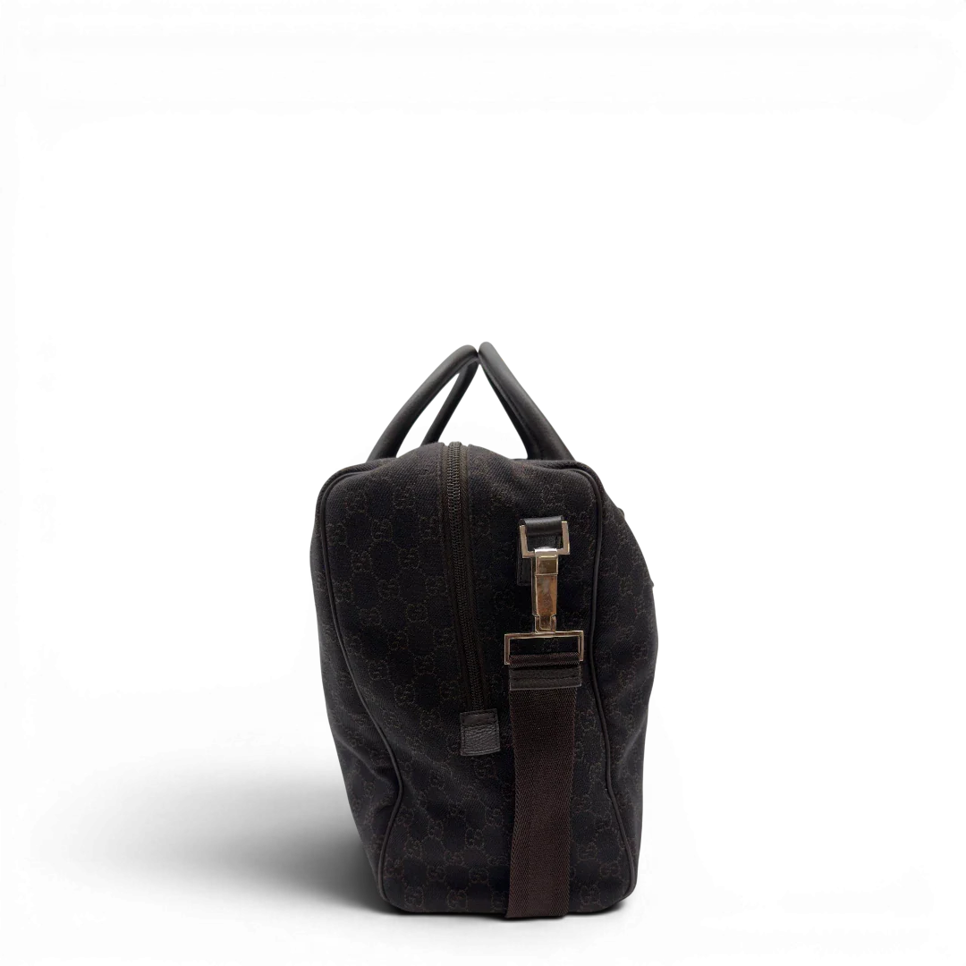 https://cdn.shopify.com/s/files/1/0564/9376/8855/files/Gucci_Reisetasche_50_mit_Umhangegurt_monogram_dunkelbraun_3.webp?v=1782904193