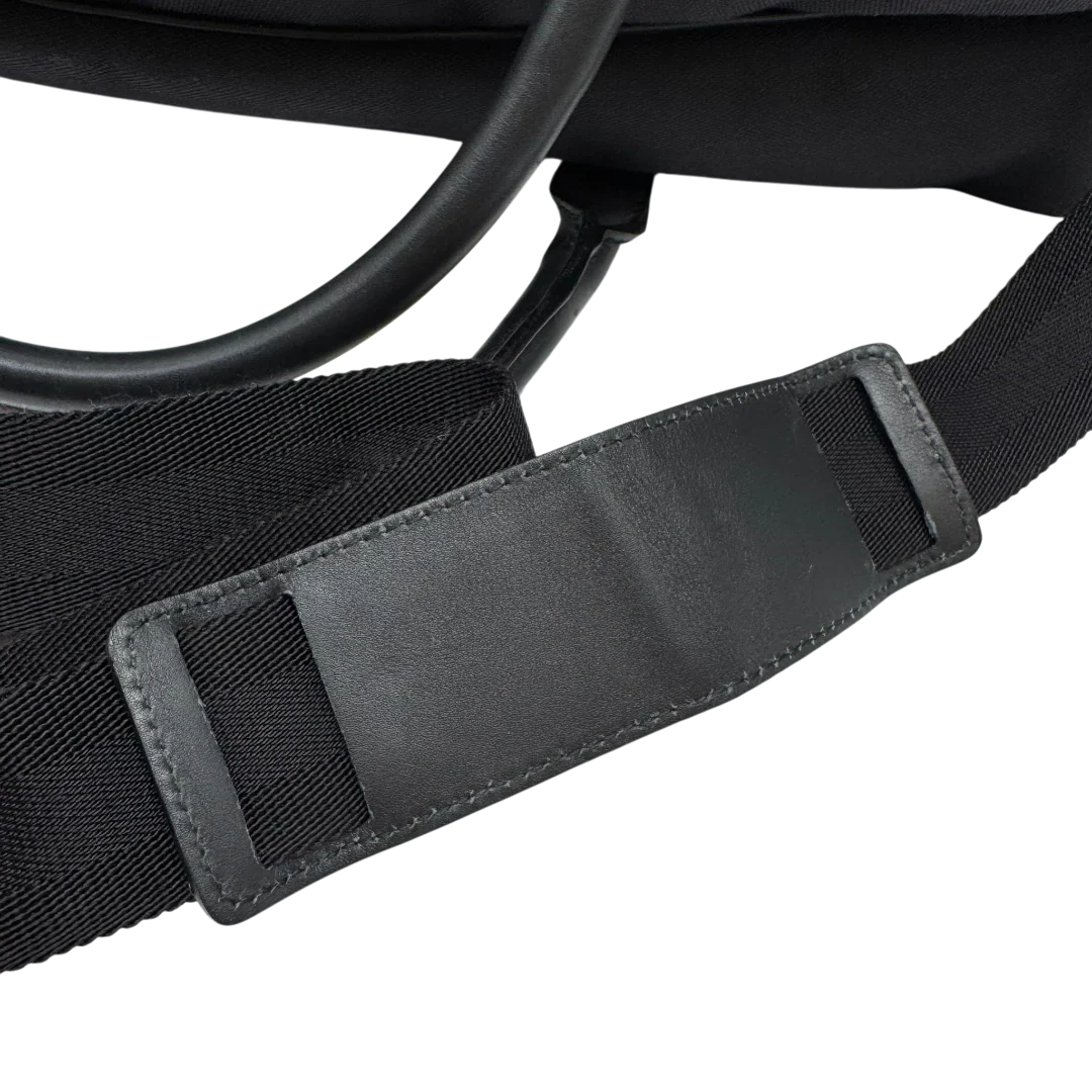 https://cdn.shopify.com/s/files/1/0564/9376/8855/files/Gucci_Reisetasche_50_mit_Umhangegurt_schwarz_11.webp?v=1784245416