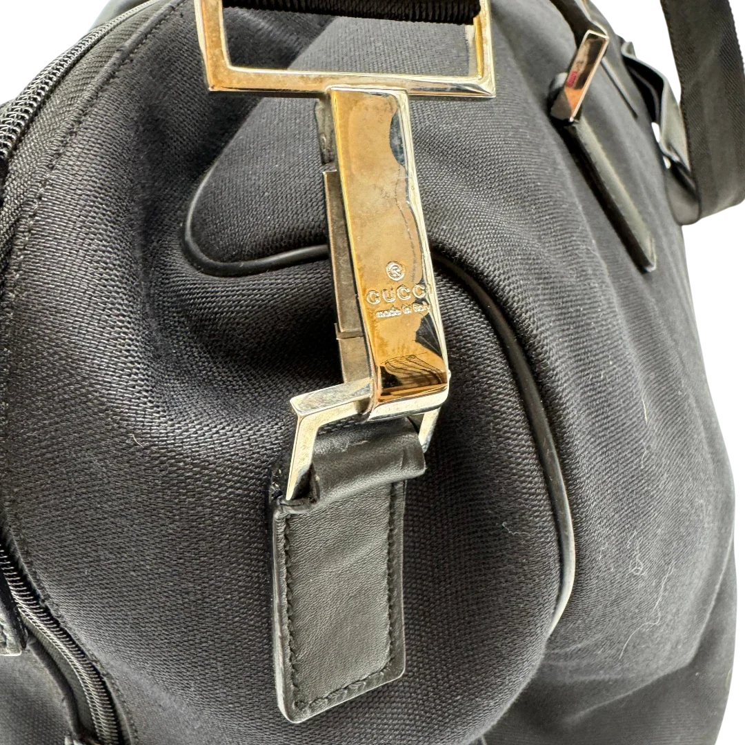 https://cdn.shopify.com/s/files/1/0564/9376/8855/files/Gucci_Reisetasche_50_mit_Umhangegurt_schwarz_12.webp?v=1784245416