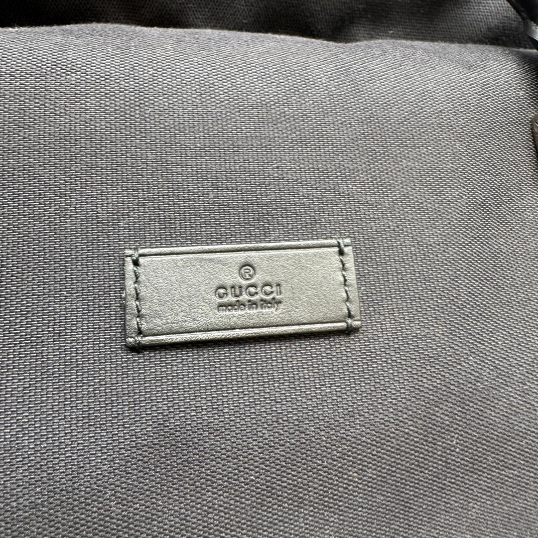 https://cdn.shopify.com/s/files/1/0564/9376/8855/files/Gucci_Reisetasche_50_mit_Umhangegurt_schwarz_14.webp?v=1784245416