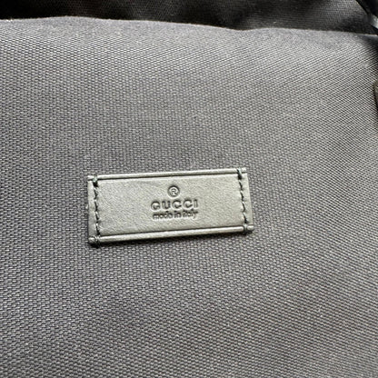 https://cdn.shopify.com/s/files/1/0564/9376/8855/files/Gucci_Reisetasche_50_mit_Umhangegurt_schwarz_14.webp?v=1784245416