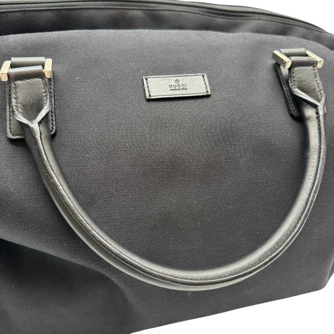 https://cdn.shopify.com/s/files/1/0564/9376/8855/files/Gucci_Reisetasche_50_mit_Umhangegurt_schwarz_15.webp?v=1784245417