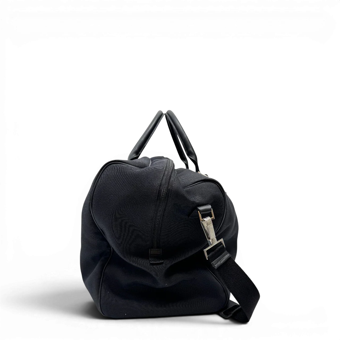 https://cdn.shopify.com/s/files/1/0564/9376/8855/files/Gucci_Reisetasche_50_mit_Umhangegurt_schwarz_2.webp?v=1784245416
