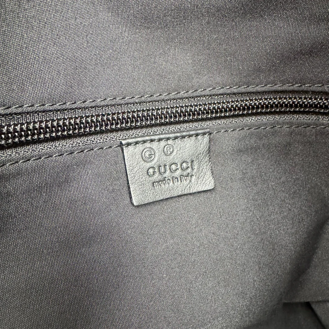 https://cdn.shopify.com/s/files/1/0564/9376/8855/files/Gucci_Reisetasche_50_mit_Umhangegurt_schwarz_22.webp?v=1784245417