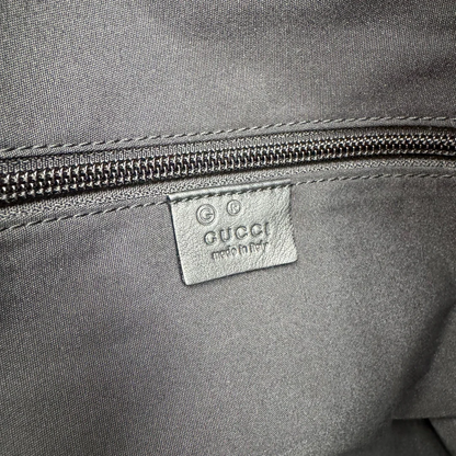 https://cdn.shopify.com/s/files/1/0564/9376/8855/files/Gucci_Reisetasche_50_mit_Umhangegurt_schwarz_22.webp?v=1784245417