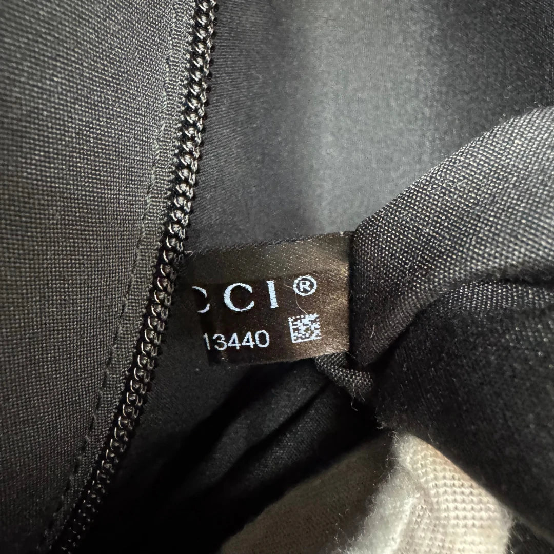 https://cdn.shopify.com/s/files/1/0564/9376/8855/files/Gucci_Reisetasche_50_mit_Umhangegurt_schwarz_25.webp?v=1784245416