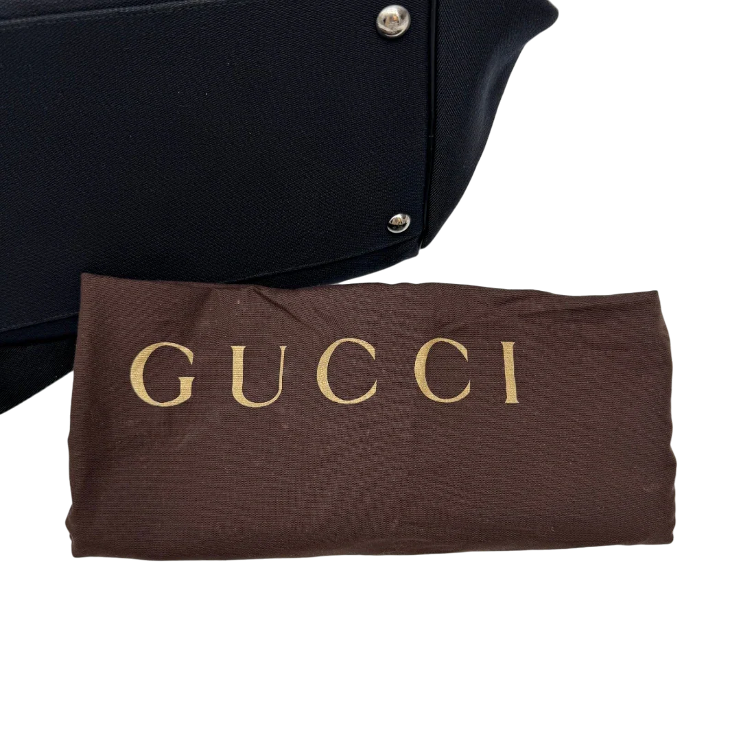 https://cdn.shopify.com/s/files/1/0564/9376/8855/files/Gucci_Reisetasche_50_mit_Umhangegurt_schwarz_27.webp?v=1784245416