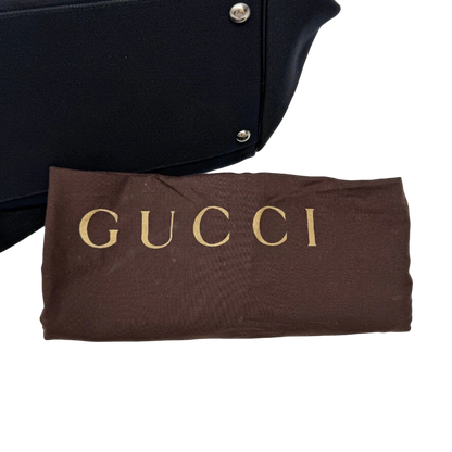https://cdn.shopify.com/s/files/1/0564/9376/8855/files/Gucci_Reisetasche_50_mit_Umhangegurt_schwarz_27.webp?v=1784245416