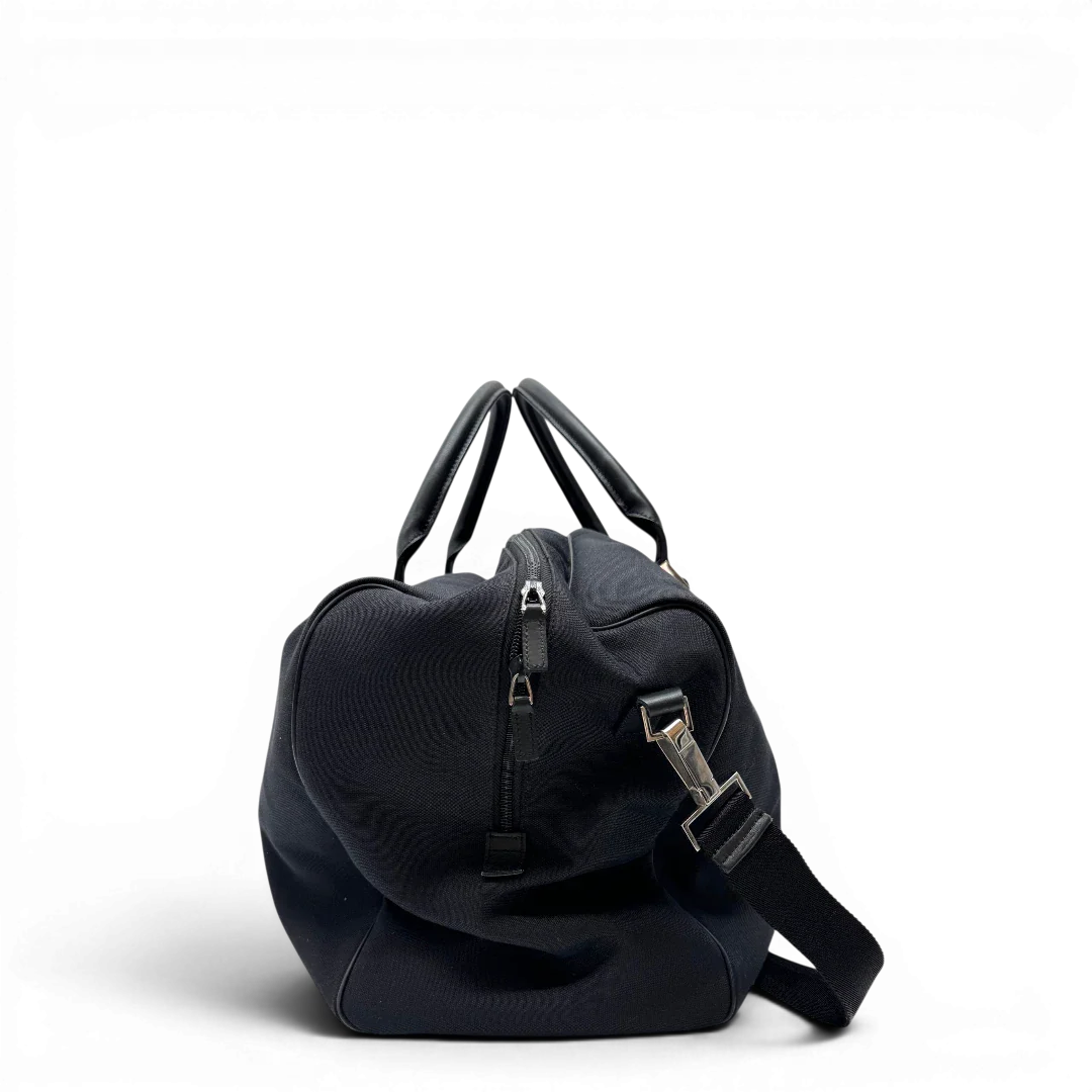 https://cdn.shopify.com/s/files/1/0564/9376/8855/files/Gucci_Reisetasche_50_mit_Umhangegurt_schwarz_3.webp?v=1784245416