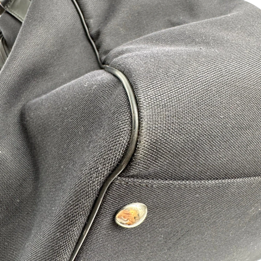 https://cdn.shopify.com/s/files/1/0564/9376/8855/files/Gucci_Reisetasche_50_mit_Umhangegurt_schwarz_6.webp?v=1784245417