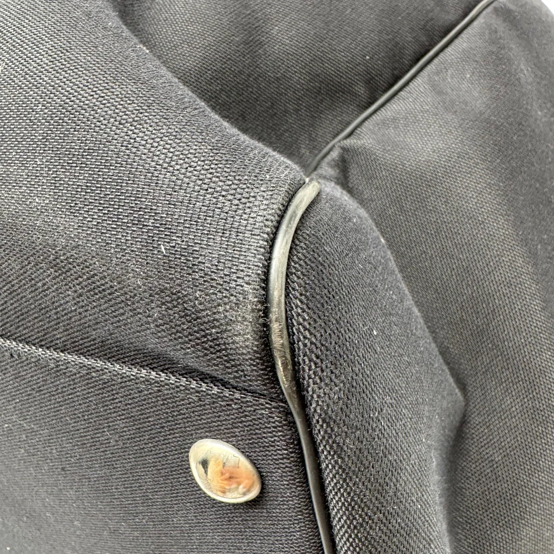 https://cdn.shopify.com/s/files/1/0564/9376/8855/files/Gucci_Reisetasche_50_mit_Umhangegurt_schwarz_7.webp?v=1784245417
