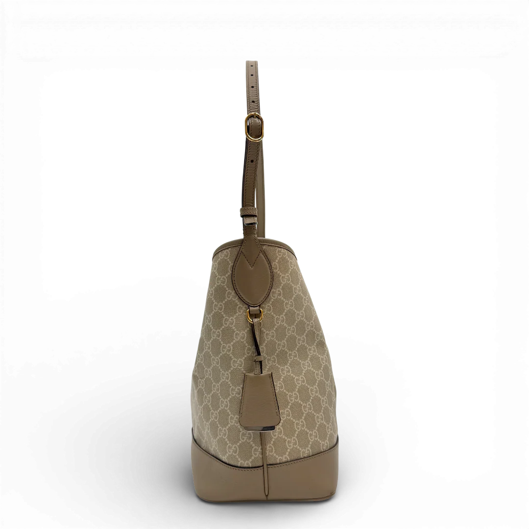 https://cdn.shopify.com/s/files/1/0564/9376/8855/files/Gucci_Schultertache_Ophidia_Bucket_monogram_beige_vintage_GG_0019.webp?v=1771411200