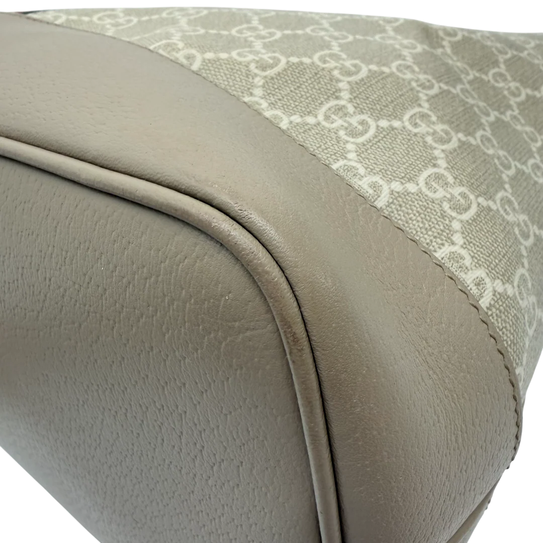 https://cdn.shopify.com/s/files/1/0564/9376/8855/files/Gucci_Schultertache_Ophidia_Bucket_monogram_beige_vintage_GG_0024.webp?v=1771411200