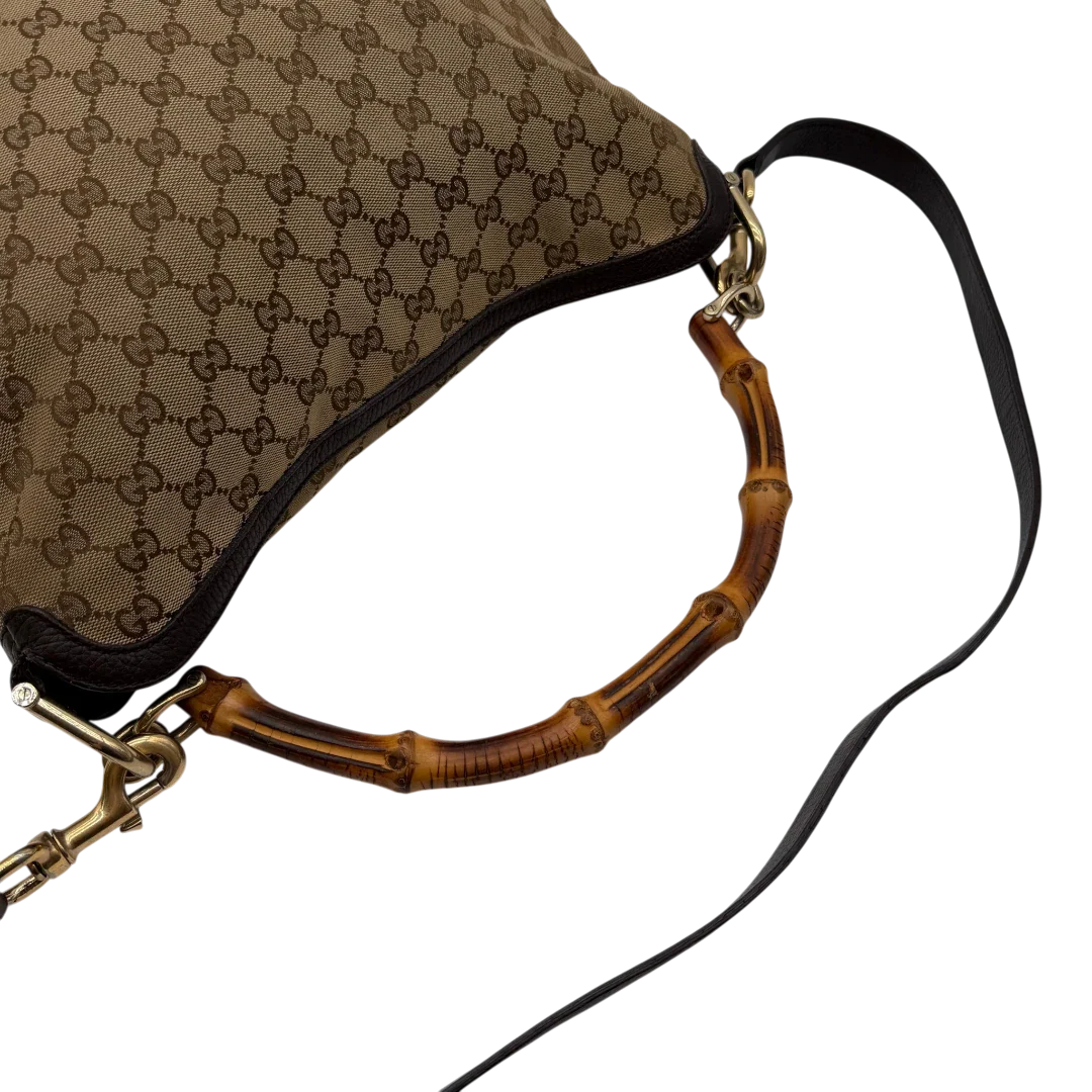 https://cdn.shopify.com/s/files/1/0564/9376/8855/files/Gucci_Schultertasche_Bamboo_mit_Umhangegurt_monogram_beige_11.webp?v=1781855073