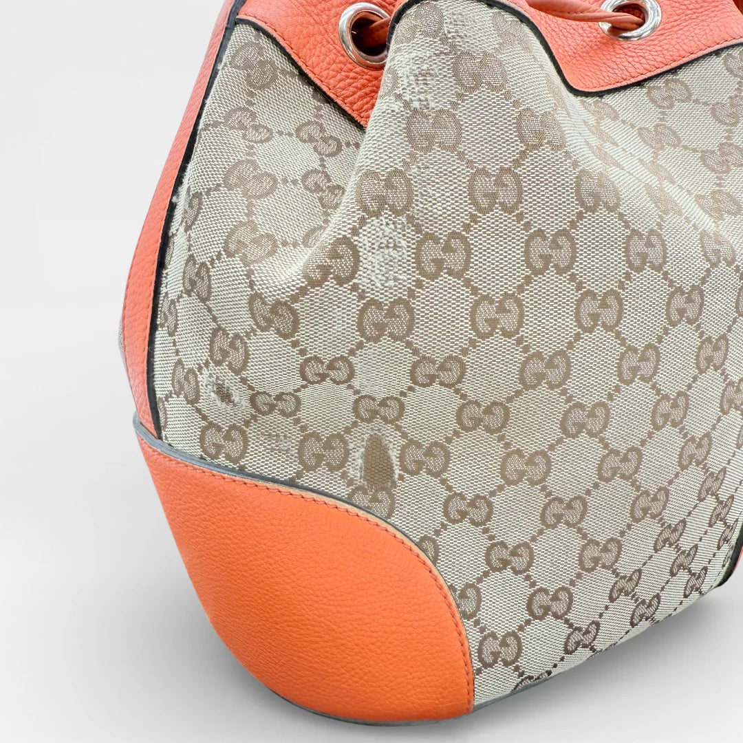 https://cdn.shopify.com/s/files/1/0564/9376/8855/files/Gucci_Schultertasche_Bucket_monogram_beige_vintage_GG_8168.webp?v=1768323642