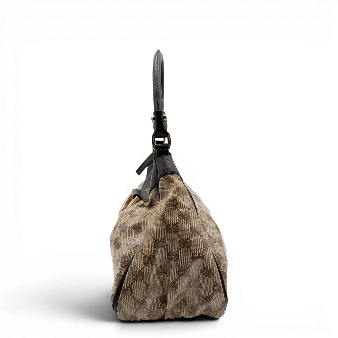 https://cdn.shopify.com/s/files/1/0564/9376/8855/files/Gucci_Schultertasche_D-Ring_PVC_monogram_beige_vintage_GG6243.webp?v=1778680147