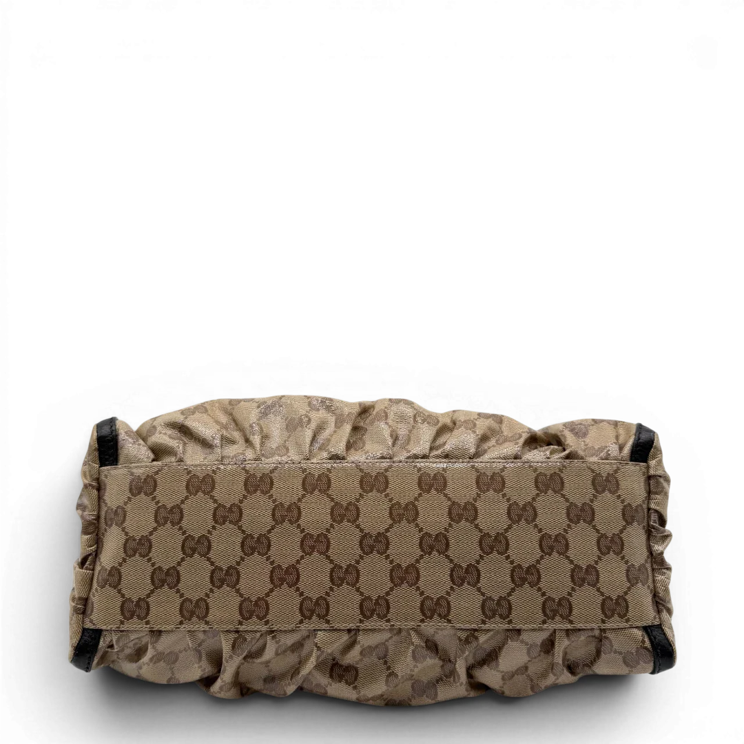 https://cdn.shopify.com/s/files/1/0564/9376/8855/files/Gucci_Schultertasche_D-Ring_PVC_monogram_beige_vintage_GG6245.webp?v=1778680147