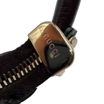 https://cdn.shopify.com/s/files/1/0564/9376/8855/files/Gucci_Schultertasche_D-Ring_PVC_monogram_beige_vintage_GG6253.webp?v=1778680147