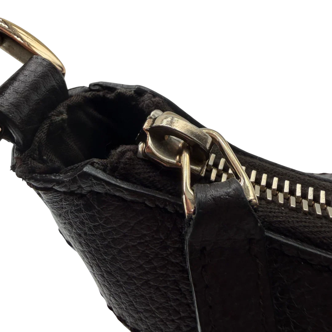 https://cdn.shopify.com/s/files/1/0564/9376/8855/files/Gucci_Schultertasche_D-Ring_PVC_monogram_beige_vintage_GG6254.webp?v=1778680146