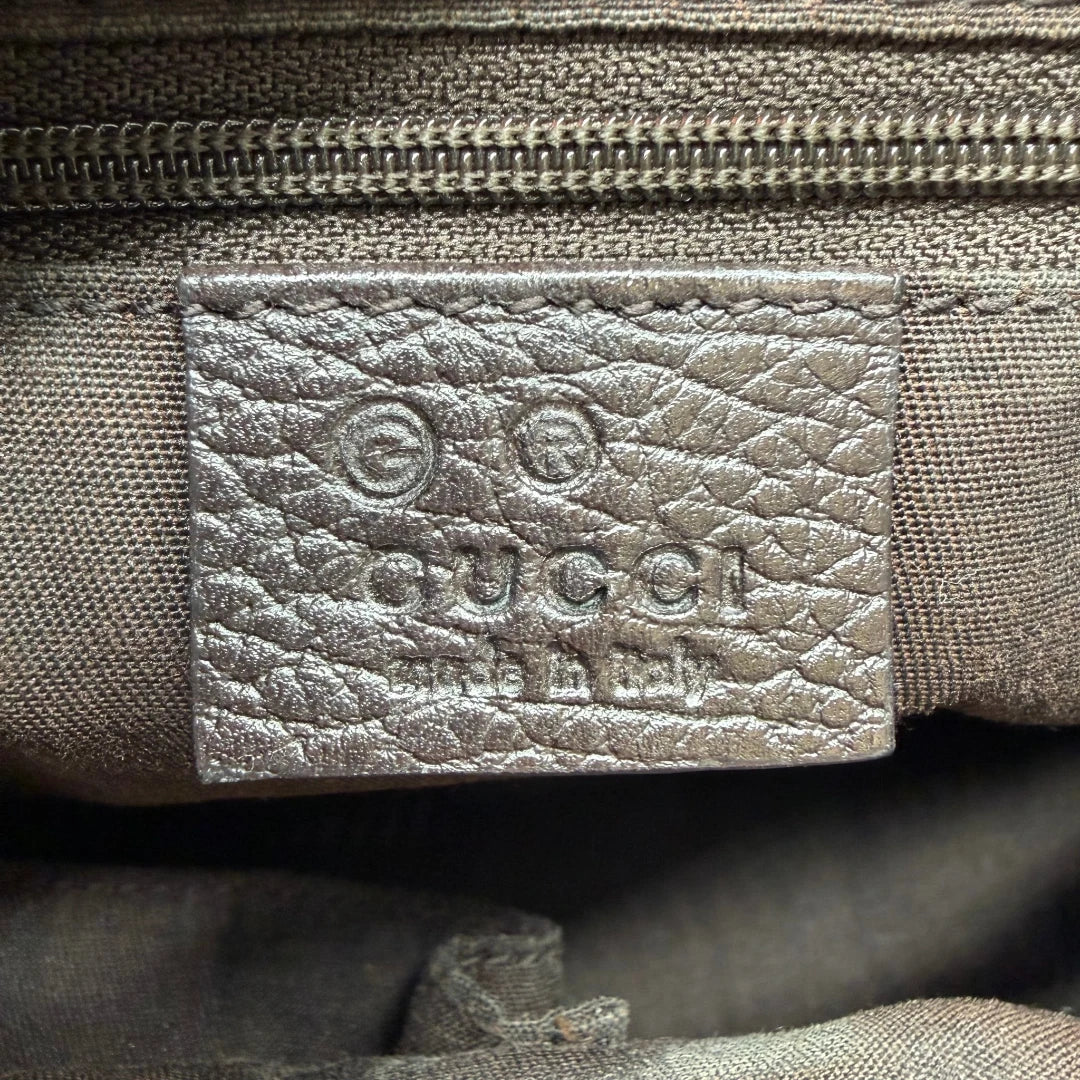 https://cdn.shopify.com/s/files/1/0564/9376/8855/files/Gucci_Schultertasche_D-Ring_PVC_monogram_beige_vintage_GG6256.webp?v=1778680147