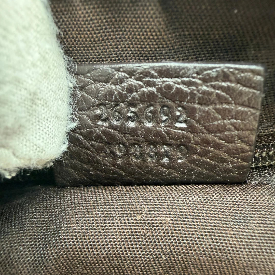 https://cdn.shopify.com/s/files/1/0564/9376/8855/files/Gucci_Schultertasche_D-Ring_PVC_monogram_beige_vintage_GG6257.webp?v=1778680147