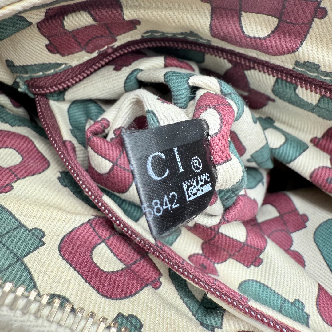 https://cdn.shopify.com/s/files/1/0564/9376/8855/files/Gucci_Schultertasche_D-Ring_aus_Leder_monogram_beige_vintage_GG_1417.webp?v=1771504409