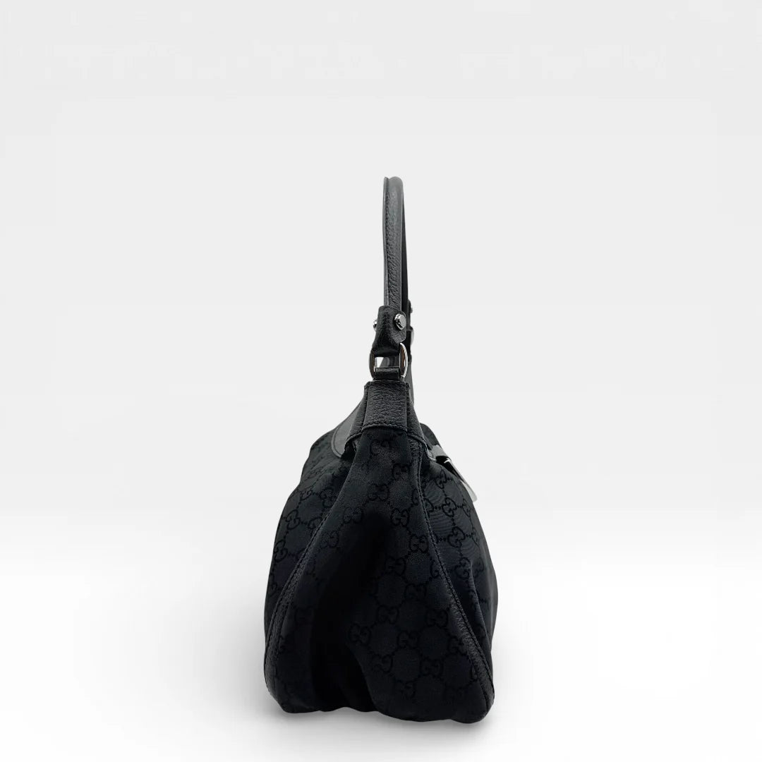 https://cdn.shopify.com/s/files/1/0564/9376/8855/files/Gucci_Schultertasche_D-Ring_aus_Nylon_monogram_schwarz_vintage_GG_8583.webp?v=1768479916