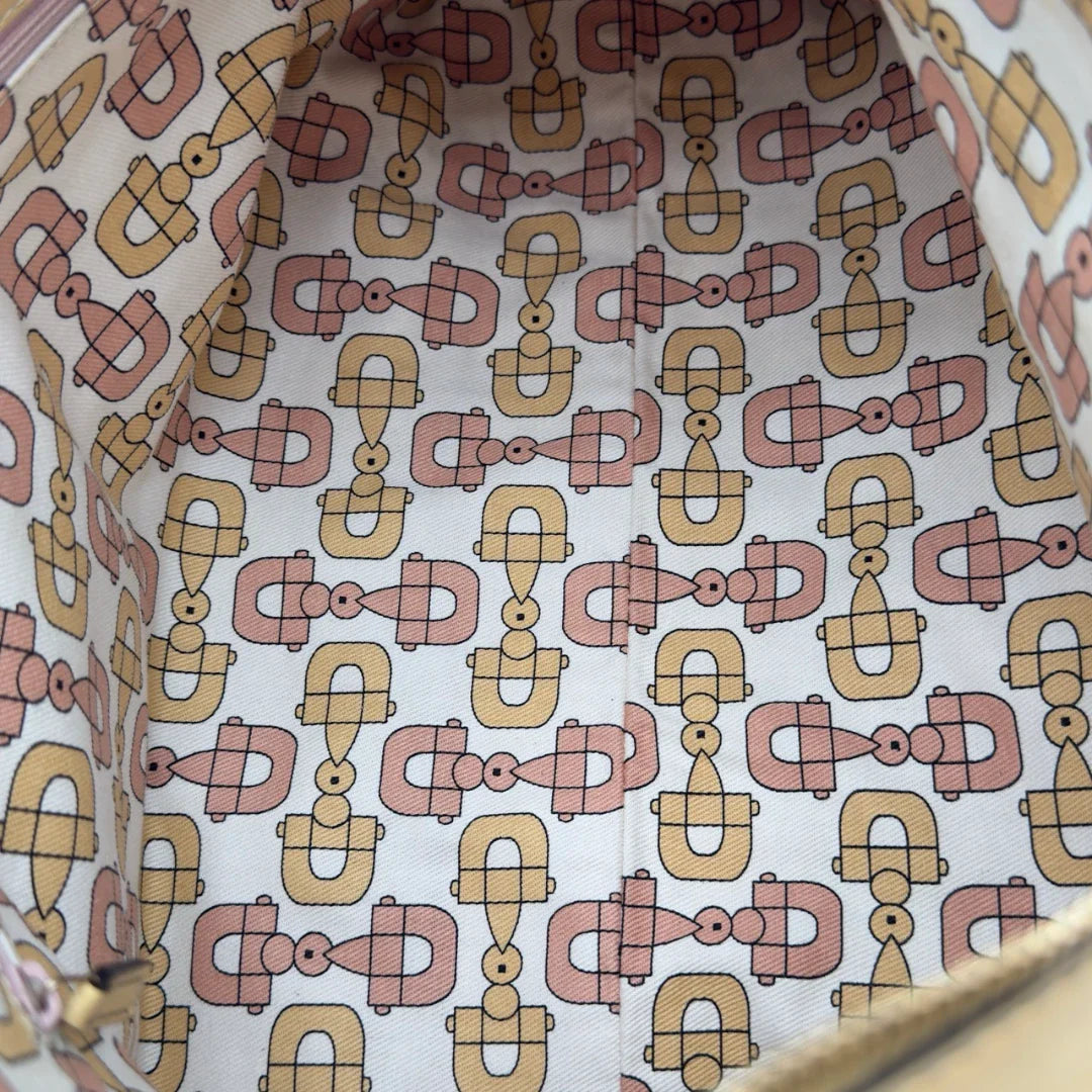 https://cdn.shopify.com/s/files/1/0564/9376/8855/files/Gucci_Schultertasche_D-Ring_large_aus_Leder_monogram_gelb_16.webp?v=1784281400