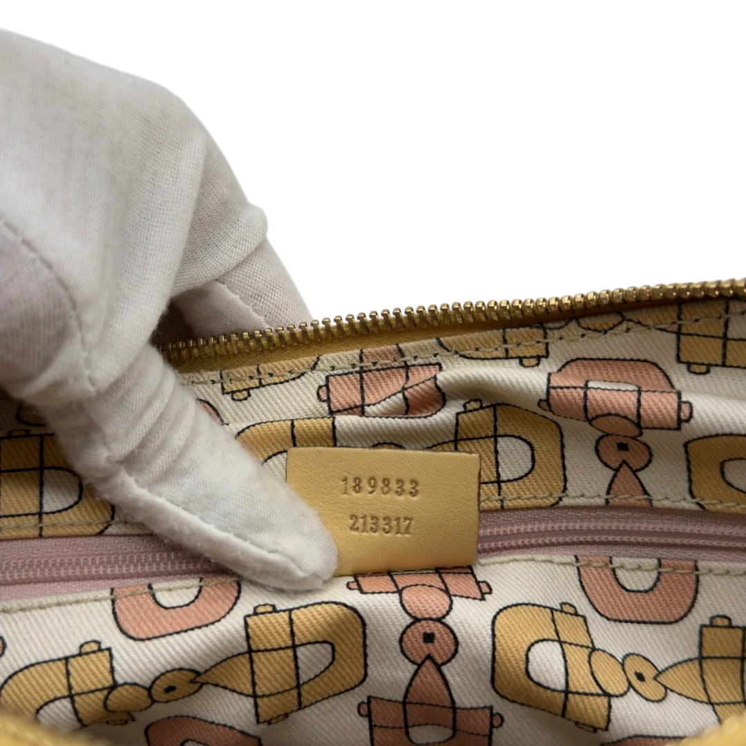 https://cdn.shopify.com/s/files/1/0564/9376/8855/files/Gucci_Schultertasche_D-Ring_large_aus_Leder_monogram_gelb_18.webp?v=1784281400