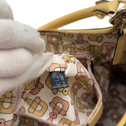https://cdn.shopify.com/s/files/1/0564/9376/8855/files/Gucci_Schultertasche_D-Ring_large_aus_Leder_monogram_gelb_20.webp?v=1784281400