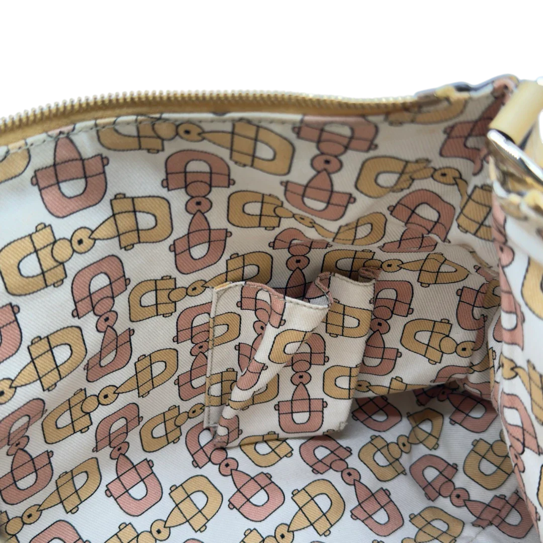 https://cdn.shopify.com/s/files/1/0564/9376/8855/files/Gucci_Schultertasche_D-Ring_large_aus_Leder_monogram_gelb_21.webp?v=1784281400