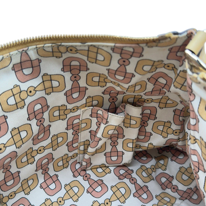 https://cdn.shopify.com/s/files/1/0564/9376/8855/files/Gucci_Schultertasche_D-Ring_large_aus_Leder_monogram_gelb_21.webp?v=1784281400