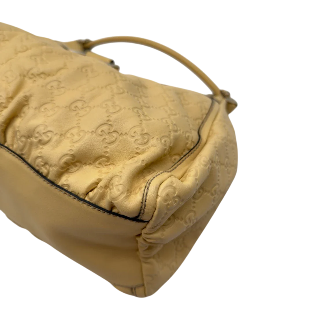 https://cdn.shopify.com/s/files/1/0564/9376/8855/files/Gucci_Schultertasche_D-Ring_large_aus_Leder_monogram_gelb_6.webp?v=1784281400