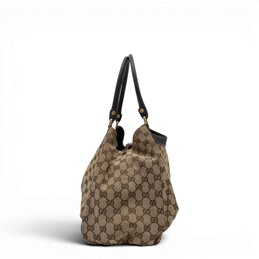 https://cdn.shopify.com/s/files/1/0564/9376/8855/files/Gucci_Schultertasche_D-Ring_large_monogram_beige_vintage_GG6965.webp?v=1779289890