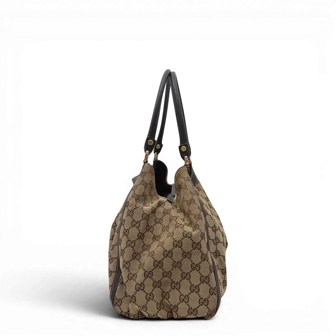 https://cdn.shopify.com/s/files/1/0564/9376/8855/files/Gucci_Schultertasche_D-Ring_large_monogram_beige_vintage_GG6966.webp?v=1779289889