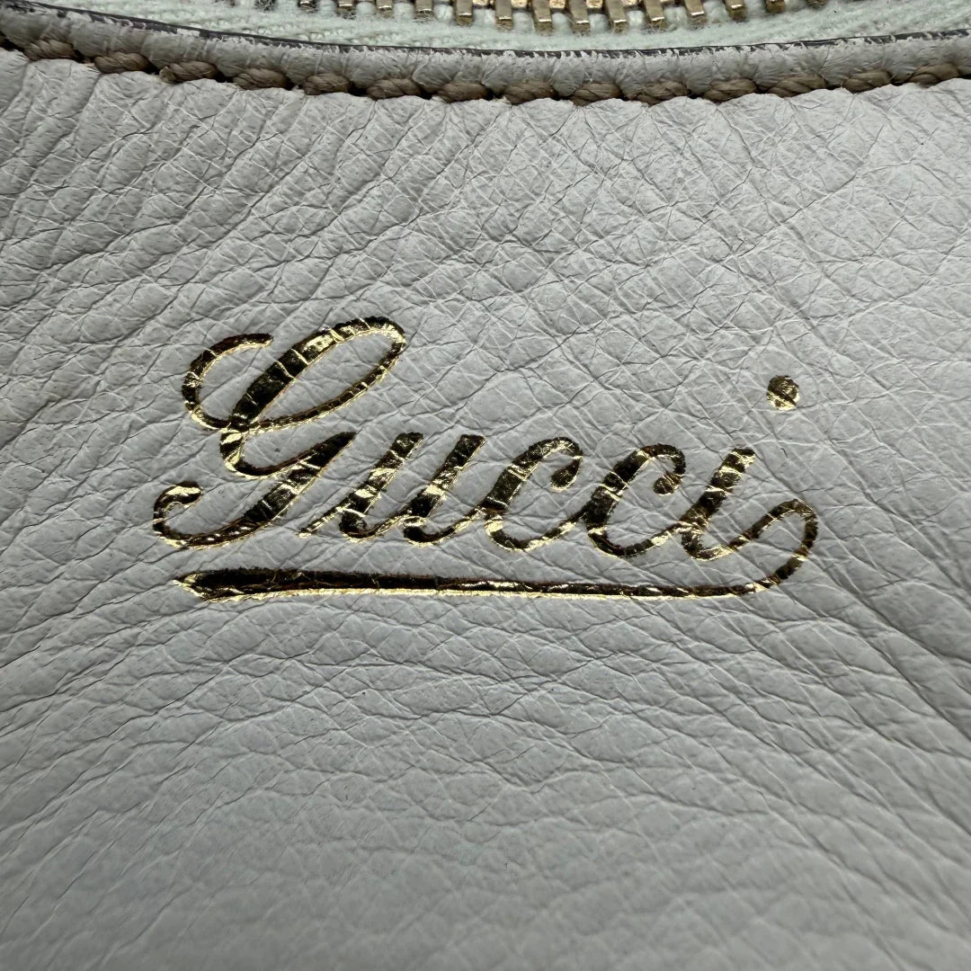 https://cdn.shopify.com/s/files/1/0564/9376/8855/files/Gucci_Schultertasche_D-Ring_large_monogram_beige_vintage_GG_1501.webp?v=1772707096