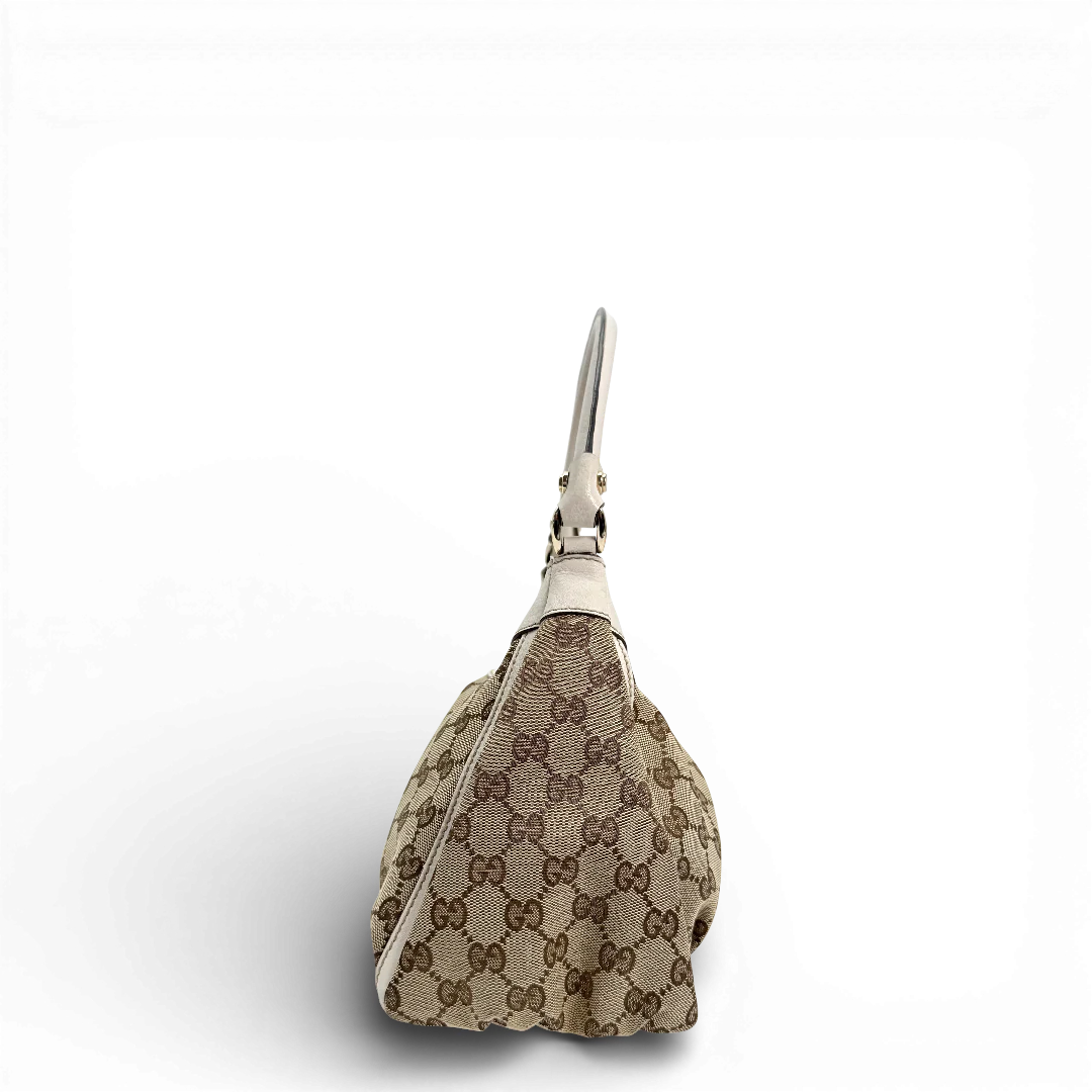 https://cdn.shopify.com/s/files/1/0564/9376/8855/files/Gucci_Schultertasche_D-Ring_medium_Lederdetails_weiss_monogram_beige_vintage_GG_0957.webp?v=1770890512